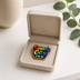 Exklusiver Pin „Sounds Gay I’m In“ – Regenbogen Pride – Gold-Edition - love-union.de